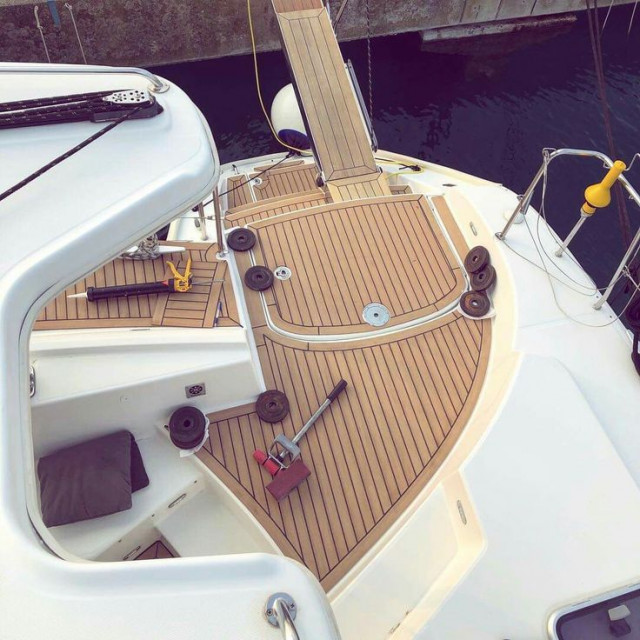 Укладка искусственного тика на яхте Ferretti